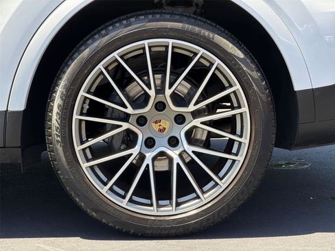 Used 2022 Porsche Cayenne S AWD/4WD image 9