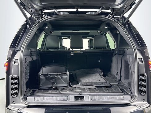 Certified 2025 Land Rover Discovery Dynamic SE image 31