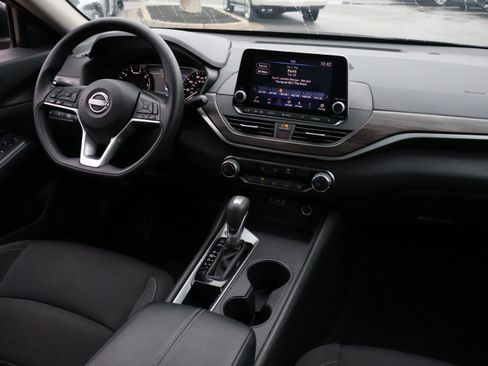 Used 2025 Nissan Altima 2.5 SV image 12