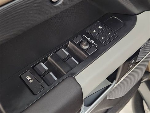 Used 2024 Land Rover Defender 110 S image 23