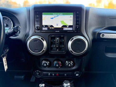 Used 2017 Jeep Wrangler Unlimited Sahara w/ Connectivity Group image 18