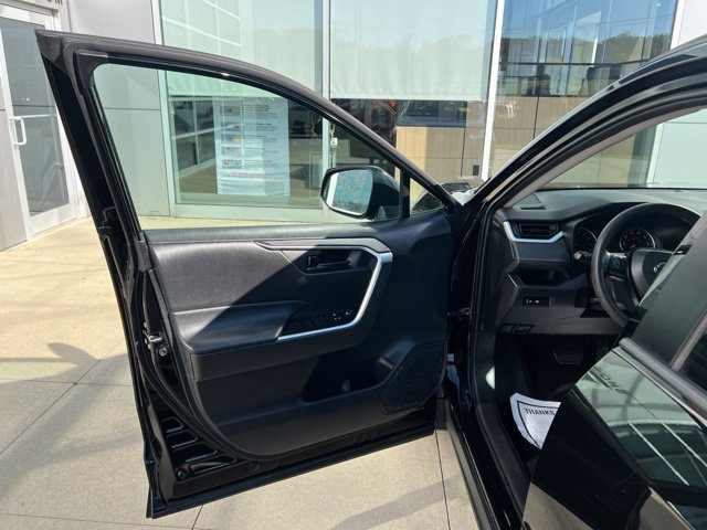 Used 2021 Toyota RAV4 LE AWD/4WD image 25