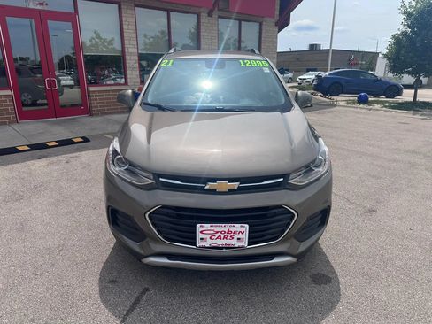 Used 2021 Chevrolet Trax LT w/ Premium Seat Package FWD image 2