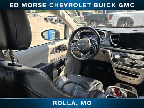 Used 2021 Chrysler Pacifica Touring-L FWD image 22