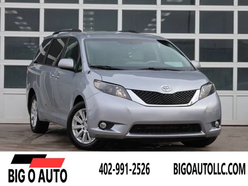 Used 2011 Toyota Sienna LE image 1