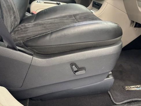Used 2014 Chrysler Town & Country Touring-L FWD image 24