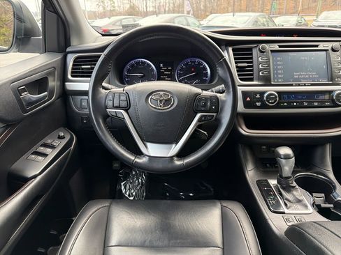 Used 2019 Toyota Highlander XLE image 16