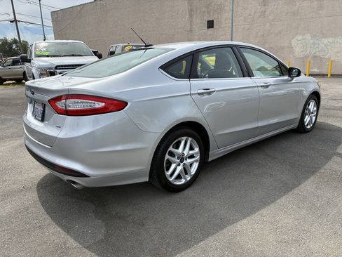 Used 2015 Ford Fusion SE FWD image 2