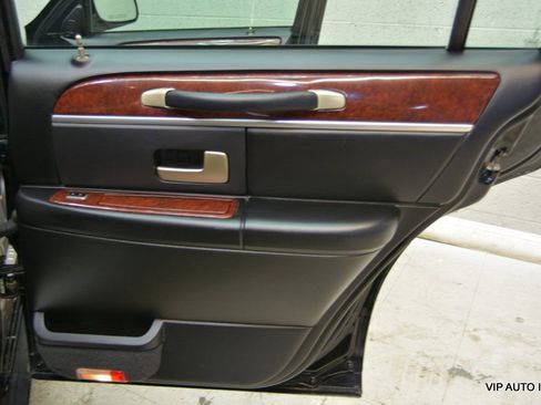 Used 2005 Lincoln Town Car Signature Limited image 10