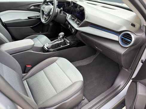 Certified 2025 Chevrolet Trax LT w/ Sunroof Package FWD image 30