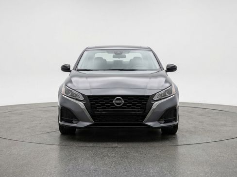 Used 2025 Nissan Altima 2.5 SV FWD image 2