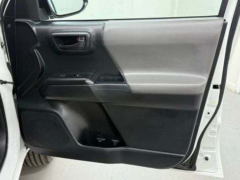 Used 2017 Toyota Tacoma 2WD Access Cab image 18