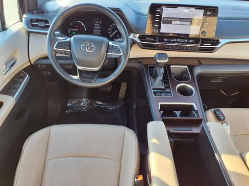 Used 2024 Toyota Sienna XLE image 3