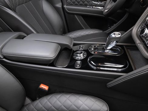Used 2017 Bentley Bentayga AWD/4WD image 18