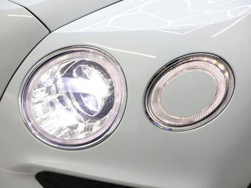 Used 2019 Bentley Bentayga AWD/4WD image 32