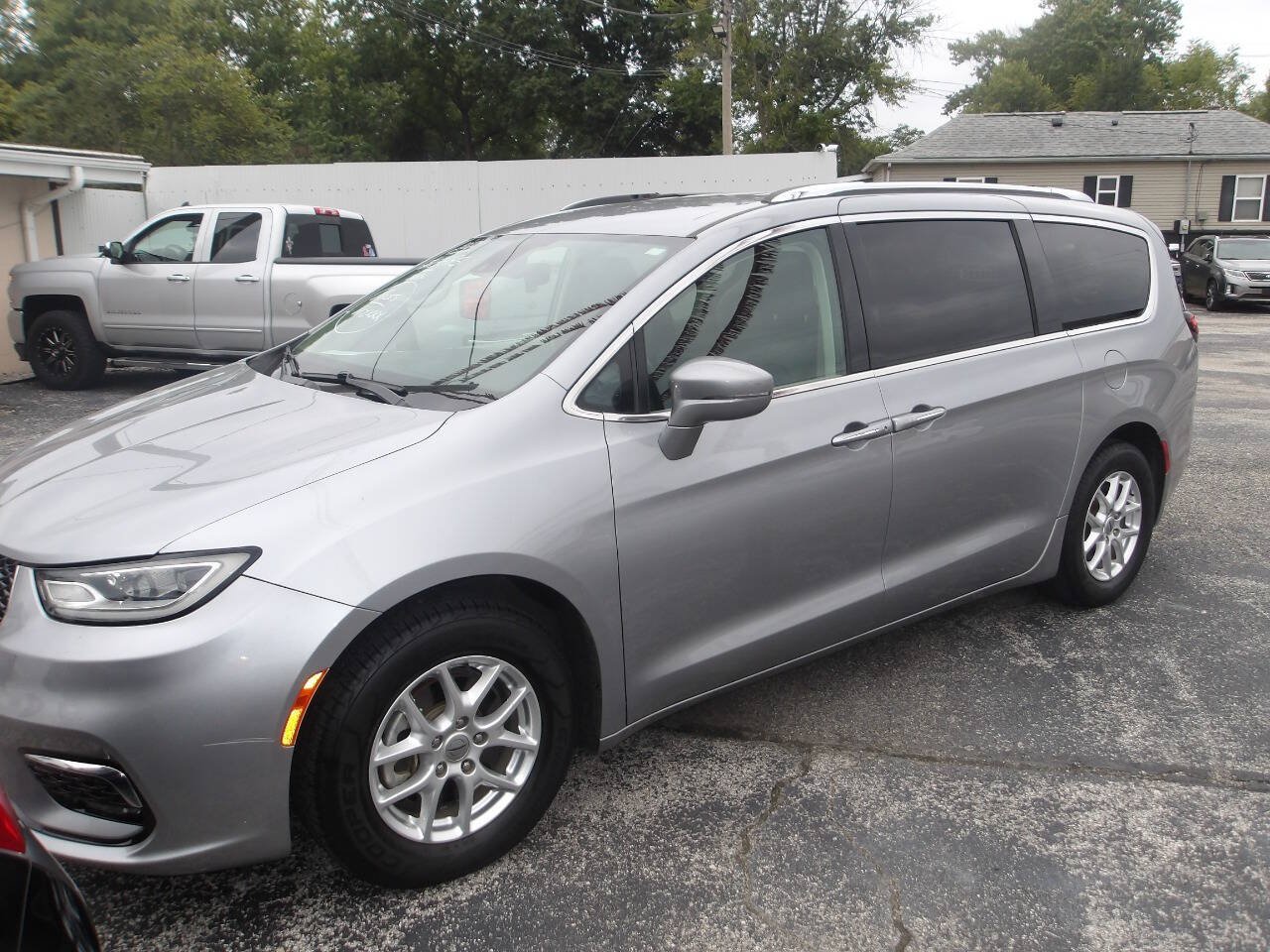 Used 2021 Chrysler Pacifica Touring-L FWD image 2