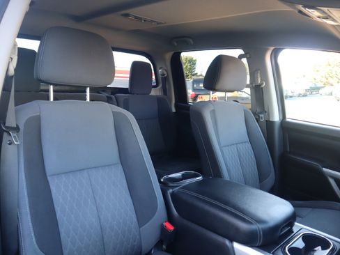 Used 2021 Nissan Titan SV w/ SV Convenience Package image 47