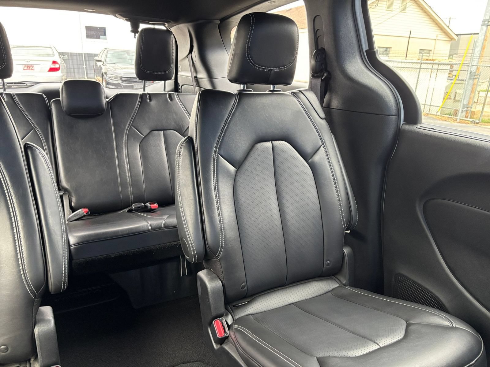Used 2025 Chrysler Pacifica Select FWD image 40