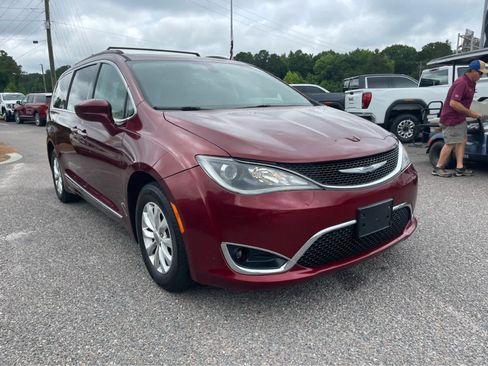 Used 2017 Chrysler Pacifica Touring-L FWD image 3