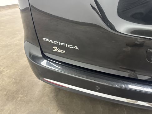 Used 2023 Chrysler Pacifica Touring-L FWD image 39