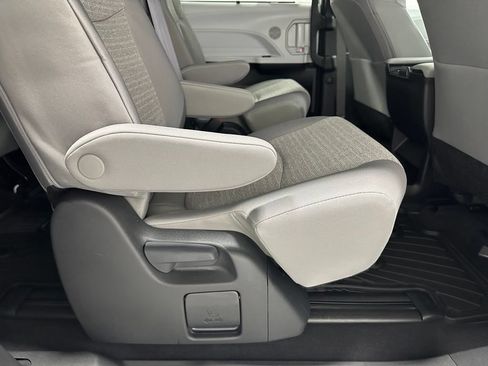 Used 2025 Toyota Sienna LE FWD image 51
