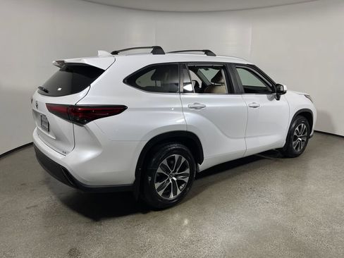 Used 2023 Toyota Highlander XLE FWD image 3