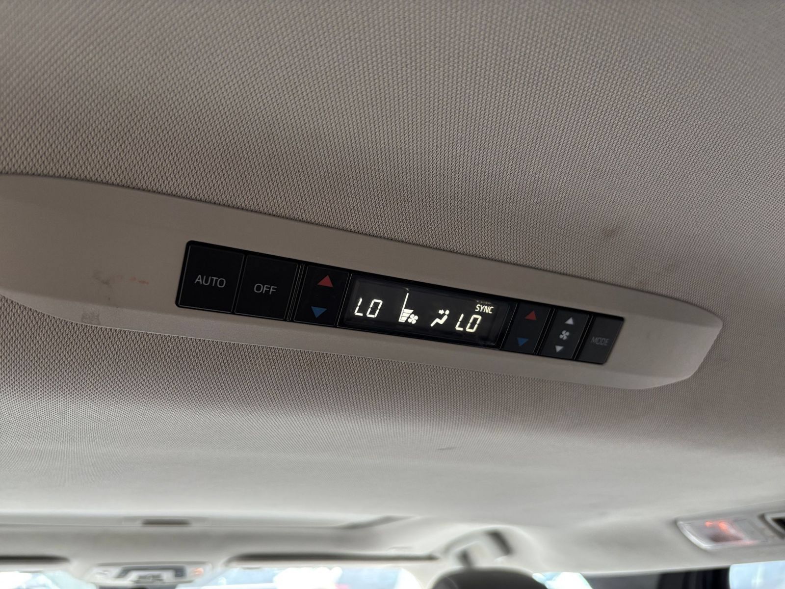 Used 2025 Toyota Sienna XLE FWD image 24