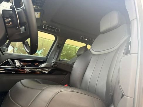 Used 2025 Land Rover Range Rover SE AWD/4WD image 5