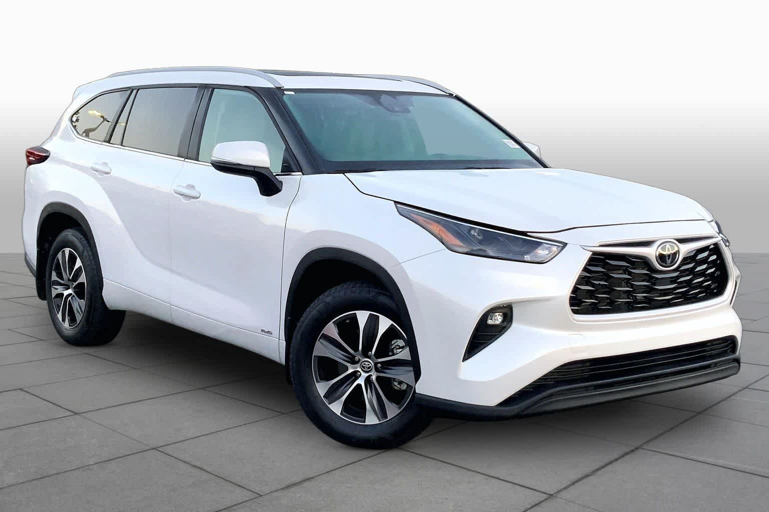 Used 2025 Toyota Highlander XLE AWD/4WD image 3