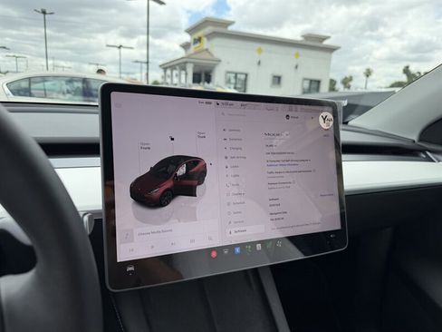 Used 2024 Tesla Model Y 2WD image 17