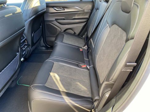 New 2025 Jeep Grand Cherokee Laredo image 7