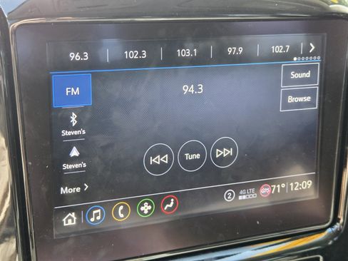 Used 2020 Chevrolet Traverse LT image 18