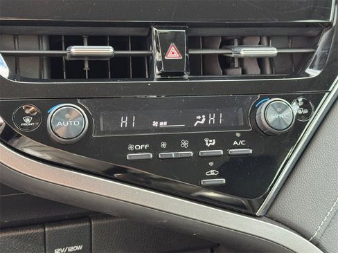 Used 2022 Toyota Camry SE image 19