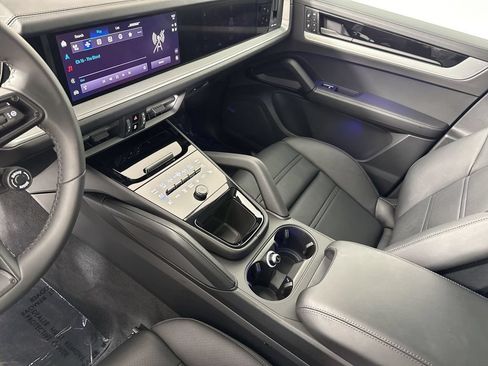 Certified 2025 Porsche Cayenne S AWD/4WD image 32