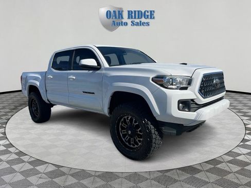 Used 2019 Toyota Tacoma TRD Sport AWD/4WD image 3