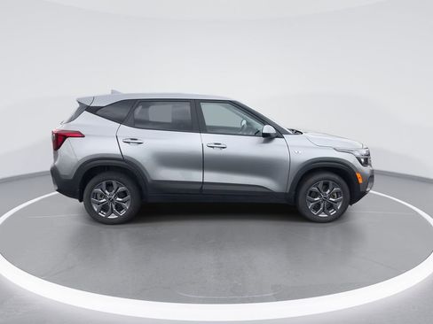 Used 2024 Kia Seltos LX AWD/4WD image 9