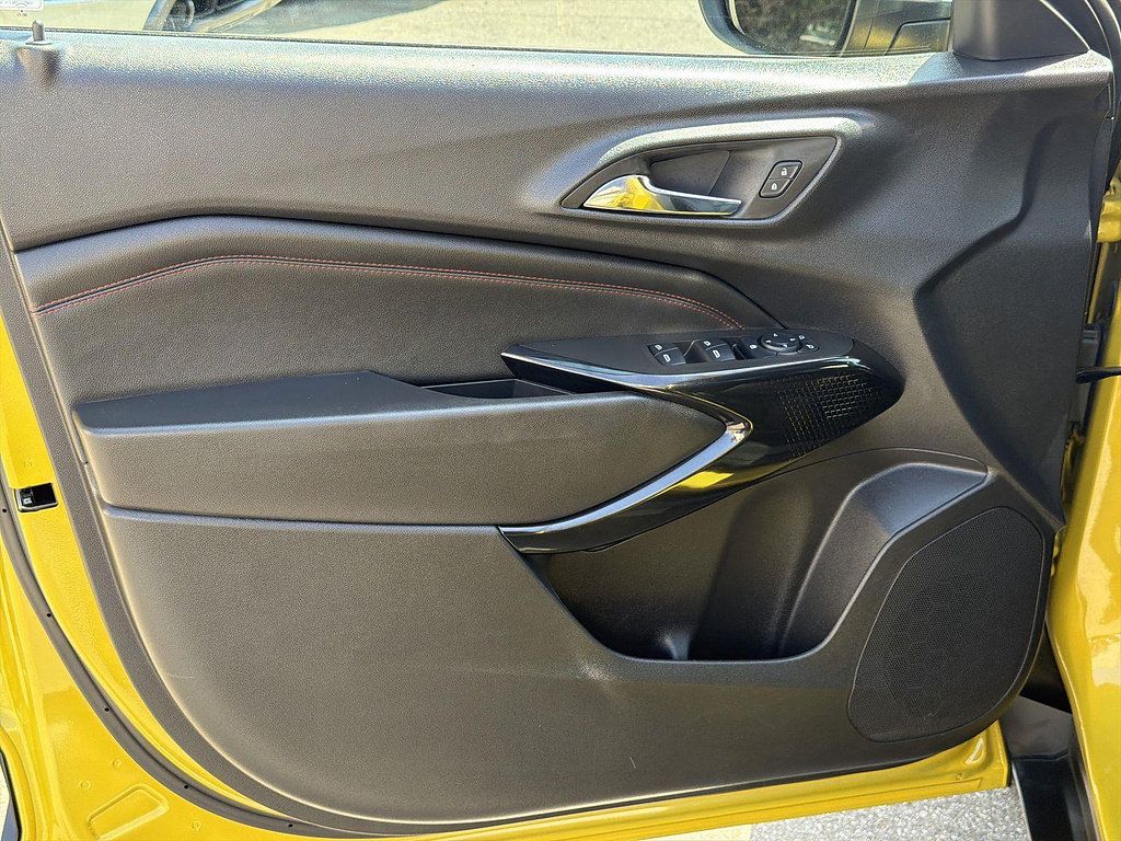 Used 2025 Chevrolet Trax RS w/ Driver Confidence Package FWD image 20
