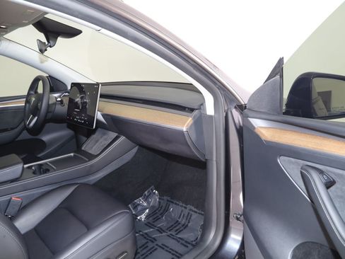 Used 2024 Tesla Model Y Long Range RWD image 40