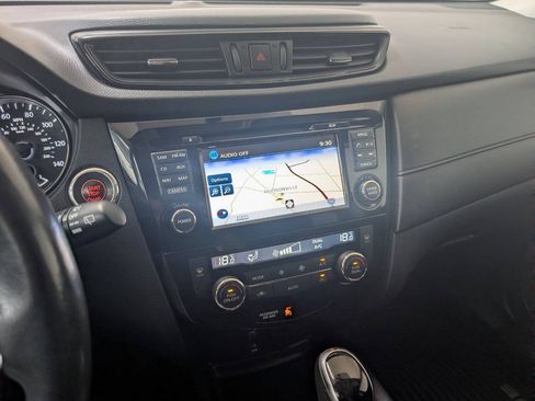 Used 2017 Nissan Rogue SV AWD/4WD image 13