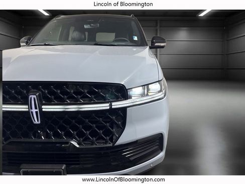New 2025 Lincoln Navigator L Reserve w/ Jet Appearance Package image 17