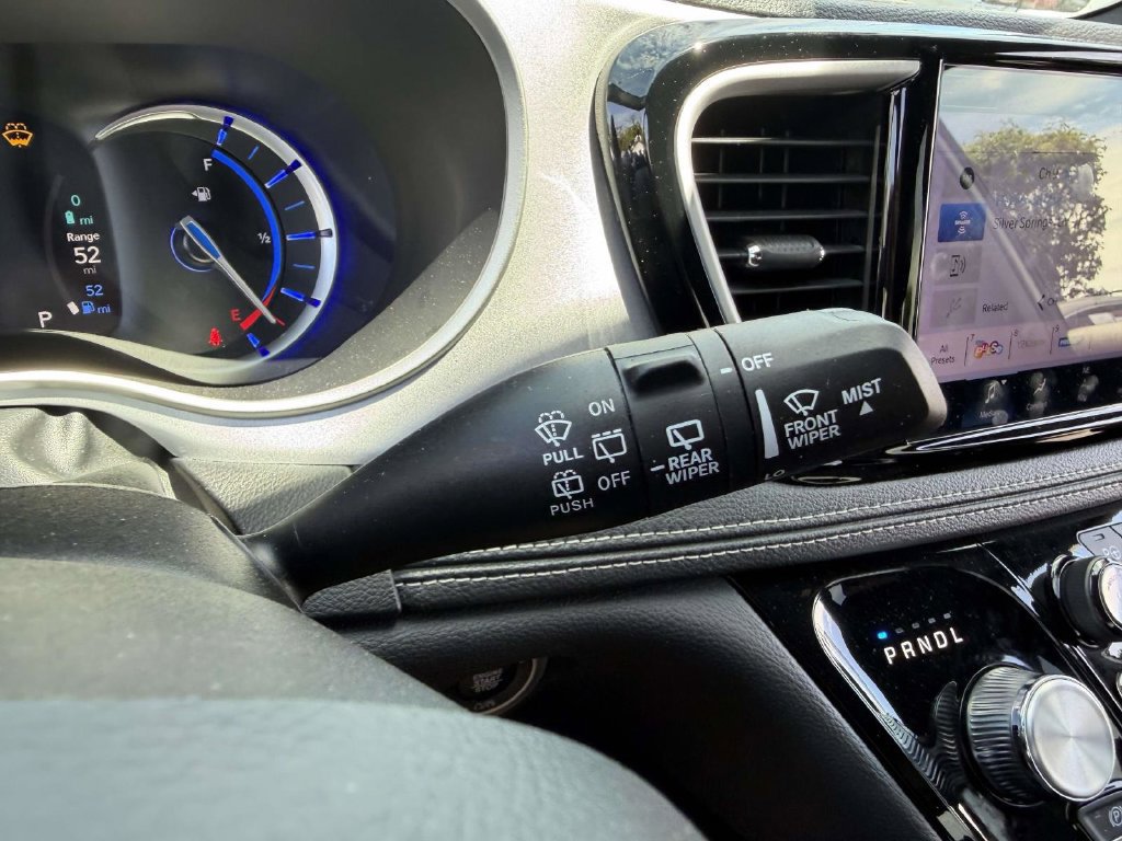 Used 2024 Chrysler Pacifica Limited FWD image 34