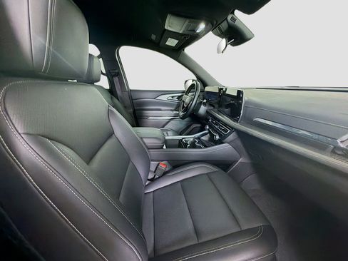 Used 2025 Chevrolet Traverse LT FWD image 32