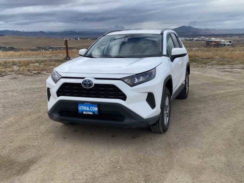 Used 2022 Toyota RAV4 LE image 4