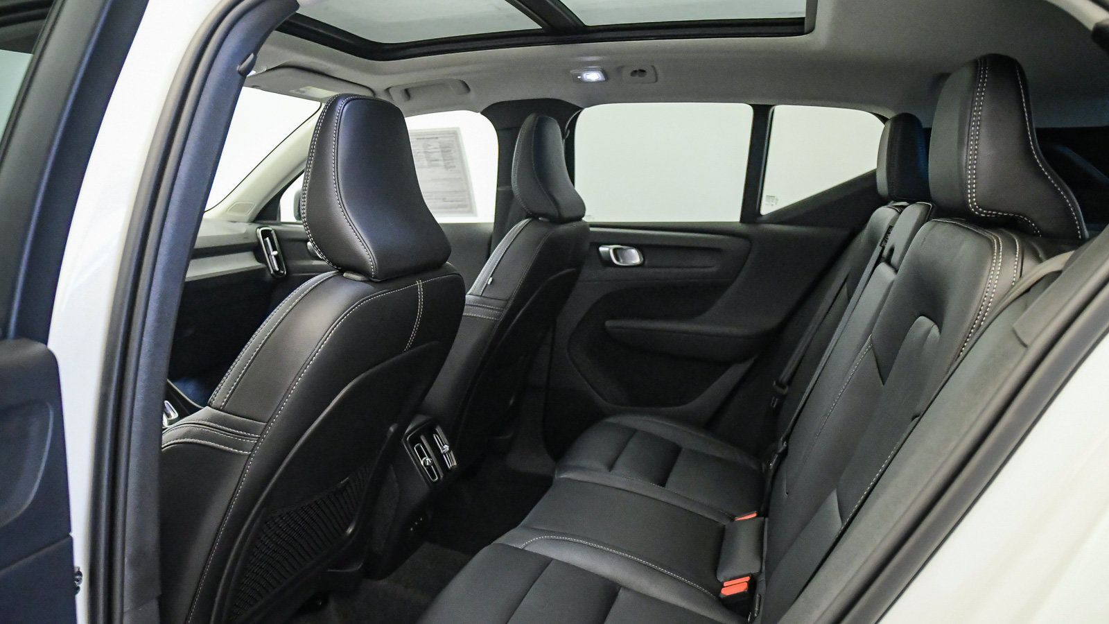 Certified 2026 Volvo XC40 B5 Plus AWD/4WD image 18