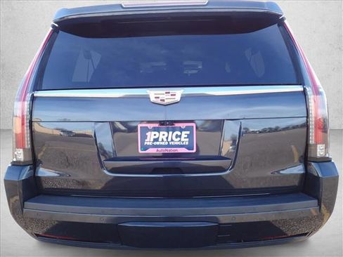 Used 2019 Cadillac Escalade ESV Luxury image 3