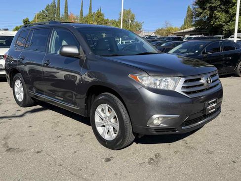 Used 2012 Toyota Highlander SE FWD image 1