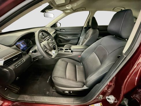 Used 2024 Nissan Altima 2.5 SV FWD image 13