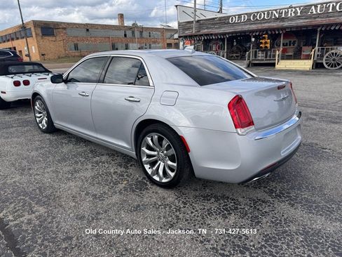 Used 2020 Chrysler 300 Limited RWD image 8