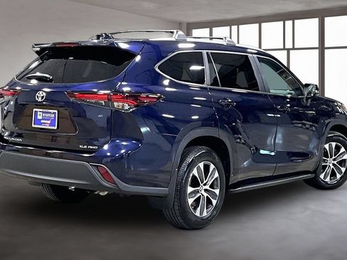 Used 2024 Toyota Highlander XLE AWD/4WD image 6