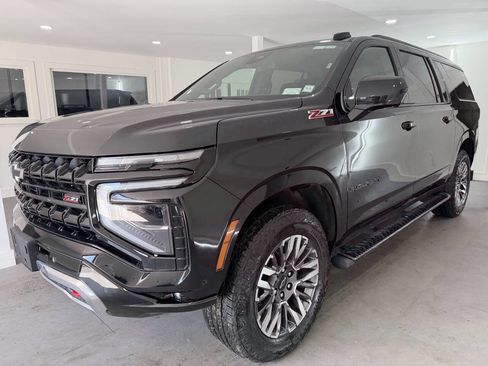 Used 2025 Chevrolet Suburban Z71 image 1